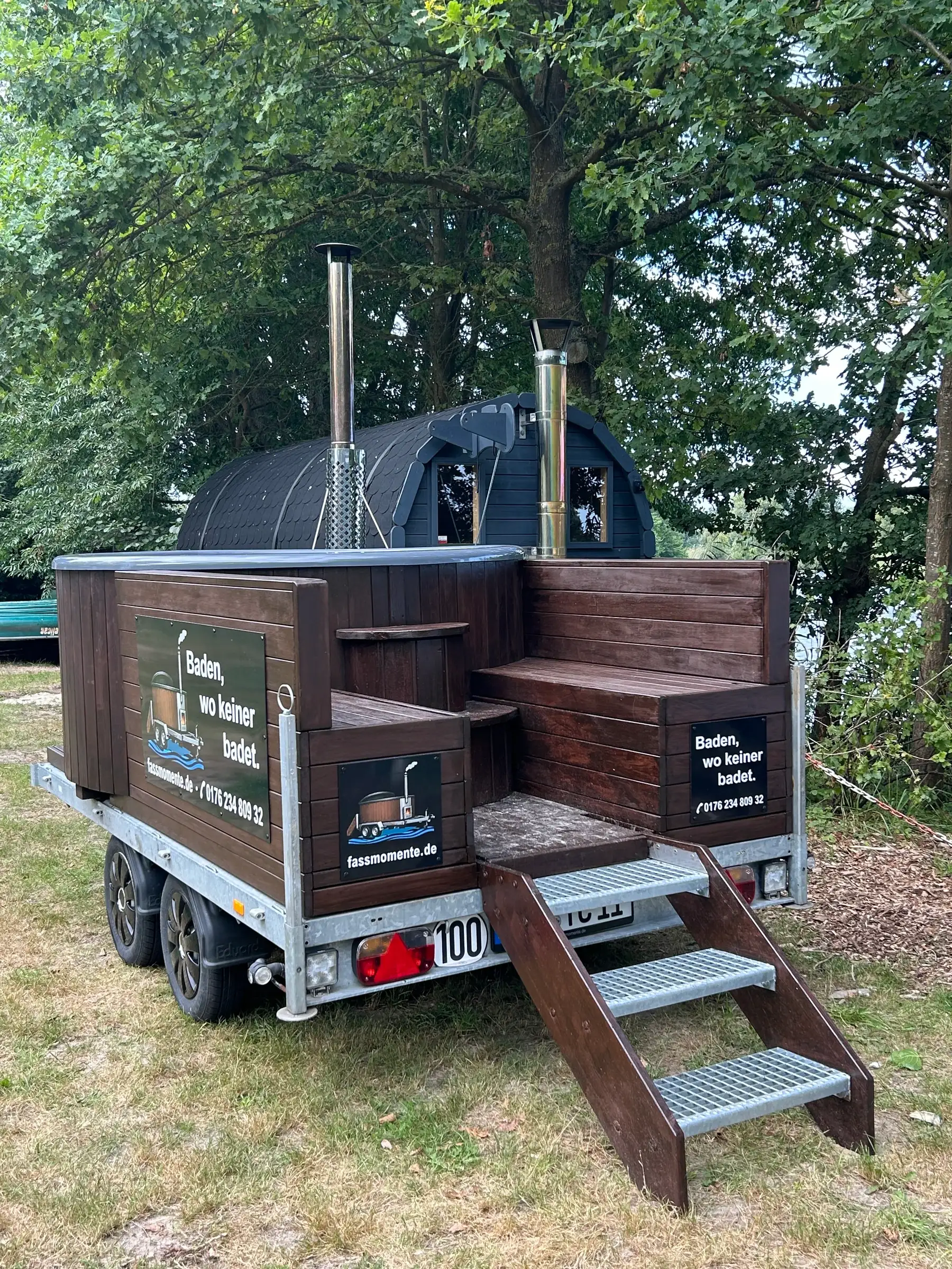 Whirlpool aus dunklem Holz auf dem Anhänger